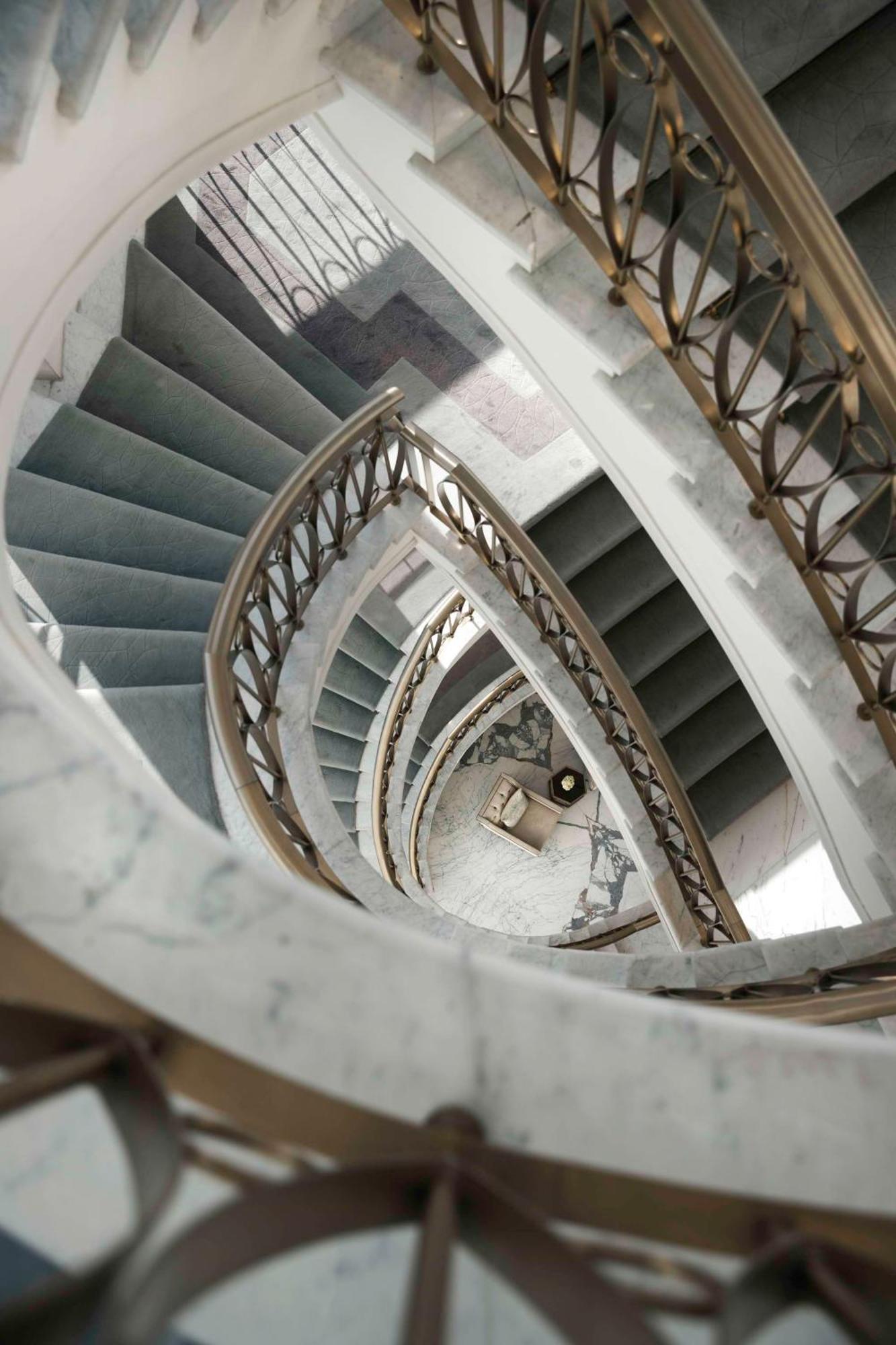 Kempinski The Boulevard Dubai Exterior foto Spiral staircase