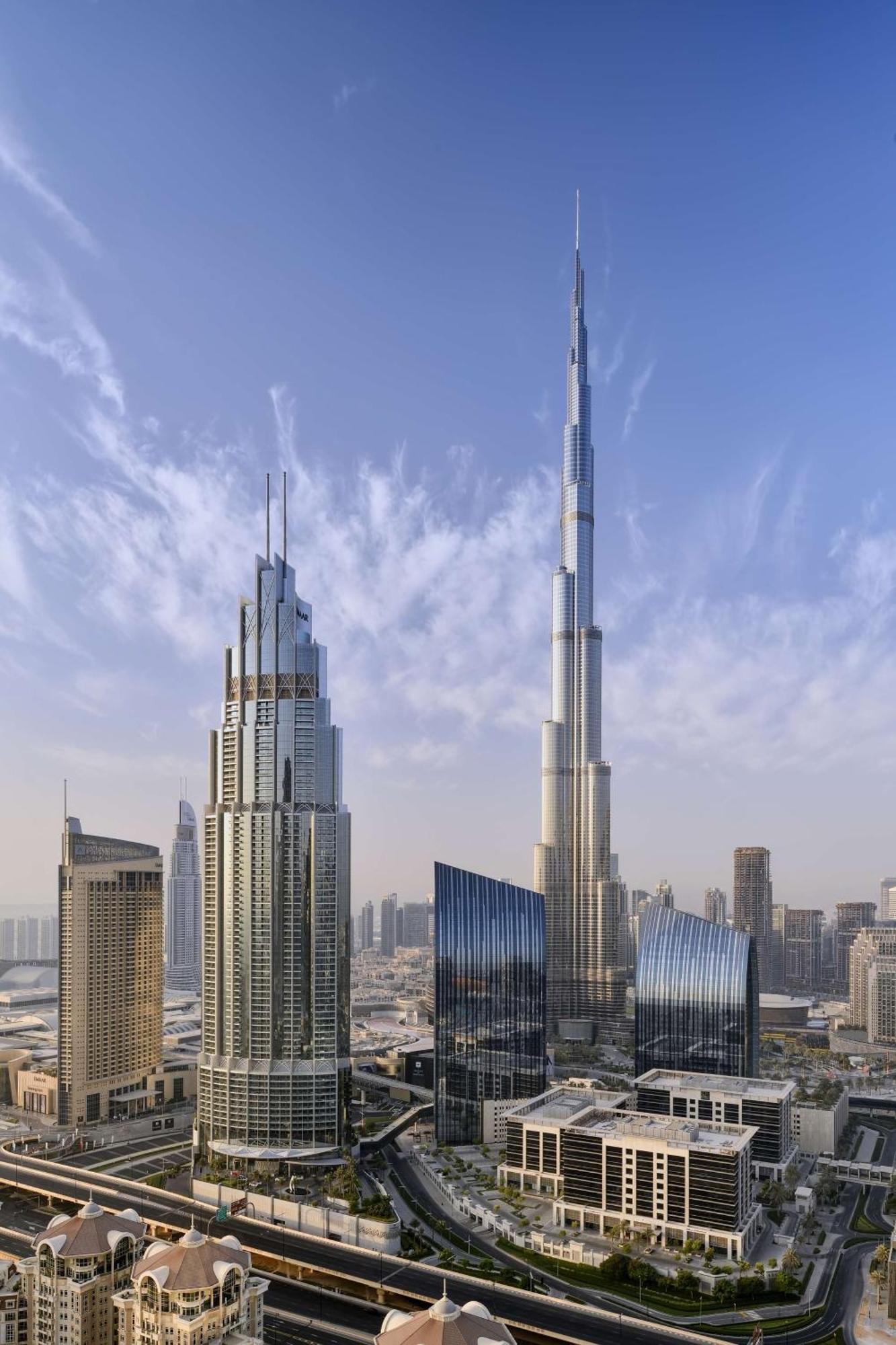 Kempinski The Boulevard Dubai Exterior foto The tower (right) with the Burj Khalifa (left)